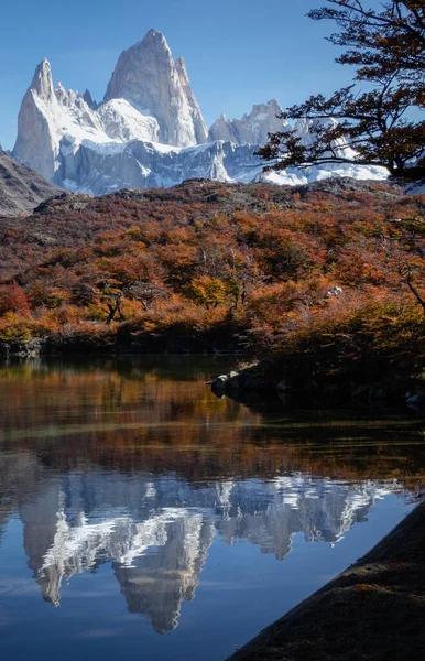 Grandes Montañas Rocosas Con Nieve Con Reflejo Agua Temporada Otoño — Foto de Stock