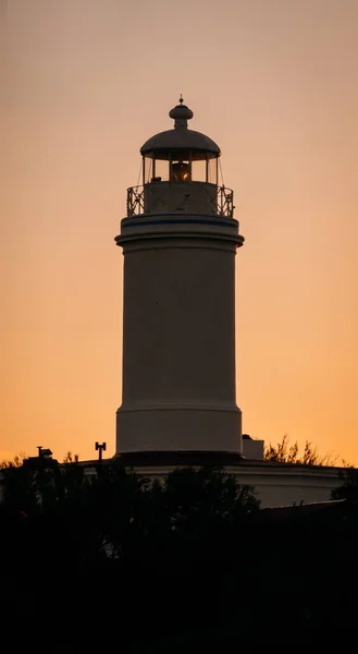 Kleiner Kolonialer Leuchtturm Mit Atemberaubendem Sonnenuntergang Großansicht Der Bildunterschrift Vertikale — Stockfoto