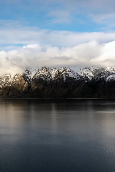 在多云的日子里 湖边的雪峰群山 新西兰金斯顿 — 图库照片
