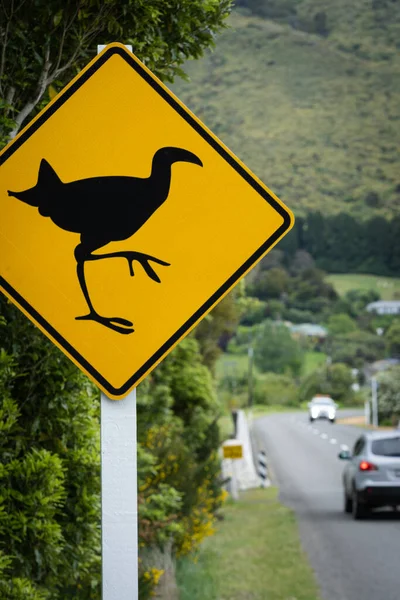 Yeni Zelanda 'da yerli bir kuş olan Pukeko' nun varlığına dair yol işareti. Dikey fotoğrafçılık