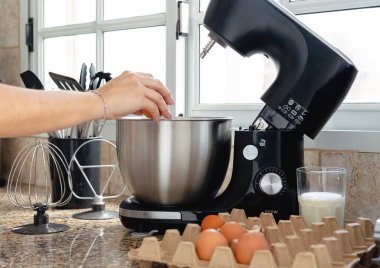 Kadın pasta yapmak için yumurta kıran bir kadın. Başlığı kapat. Tanınmayan kişi
