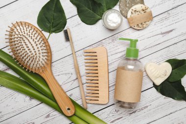 Bambu ve organik malzemelerden yapılmış kişisel bakım aksesuarlarının arka plan görüntüsü. Çevre dostu ve sürdürülebilirlik kavramı