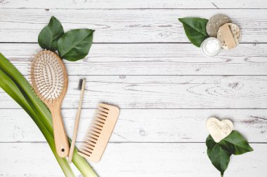 Çevre dostu banyo setinin fotokopi alanı olan bir arka plan. Sürdürülebilirlik ve çevre koruma kavramı