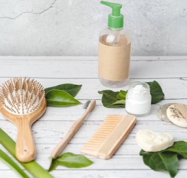 Ahşap, cam ve organik malzemeler gibi çevre dostu malzemelerden yapılmış güzel aksesuarlar. Sürdürülebilir kozmetik konsepti