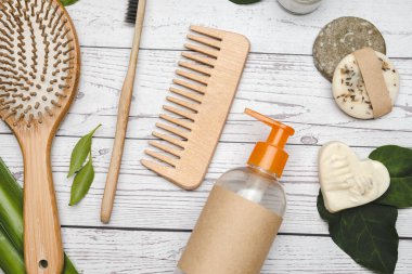 Sıfır atık ve organik banyo aksesuarları düz arka plan kompozisyonu. Bambu saç fırçası, karışım ve diş fırçası.