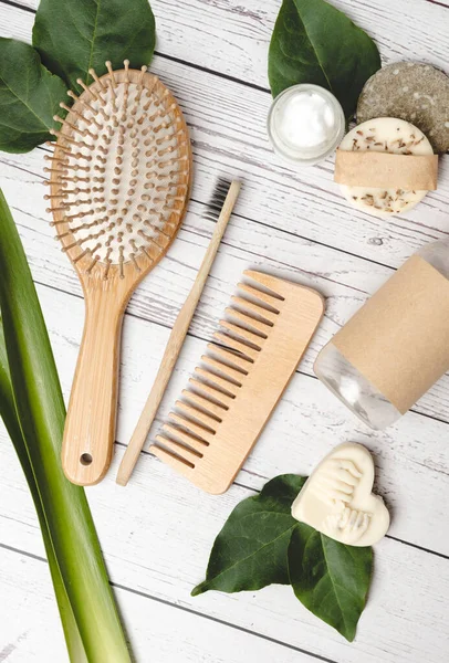 Kişisel bakım bambu seti saç fırçası, diş fırçası, tarak ve şampuan çubukları. Sürdürülebilirlik ve çevre dostu aksesuarlar konsepti. Dikey üstten çekim