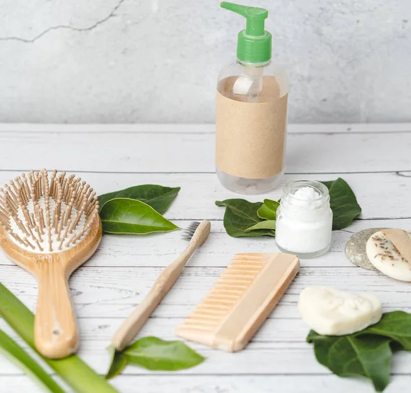 Ahşap, cam ve organik malzemeler gibi çevre dostu malzemelerden yapılmış güzel aksesuarlar. Sürdürülebilir kozmetik konsepti