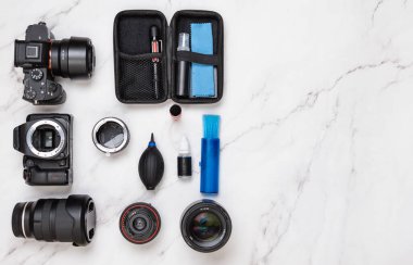 Masa başı fotoğrafçısının temizlik seti çalışma masasının düzeni. Metin için sağ tarafta boşluk kopyala