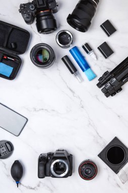 Beyaz mermer masa üstü kamera temizleme seti dijital kameralar, lensler, fırçalar, filtreler. Uzayı ortaya kopyala