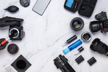 Elle temizleme sensörü takan dijital kameralar için temizlik malzemesi. Ortadaki metin için alanı kopyala