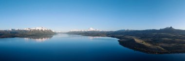 Huechulafquen Gölü ile Lanin Ulusal Parkı 'nın görkemli panoramik manzarası