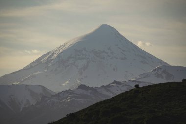 Lanin Ulusal Parkı 'ndaki Lanin volkanının karlı zirvesi gün doğumunda