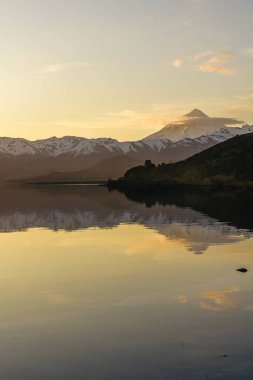 Huechulafquen Gölü üzerindeki Lanin volkanının altın gün batımı. Lanin Ulusal Parkı, Patagonya Arjantin