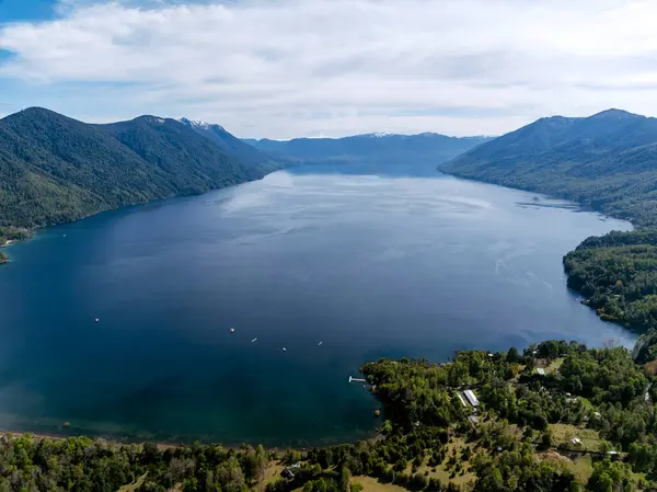 Güneşli bir yaz gününde Caburgua Gölü panoramik hava manzarası. Villarrica Ulusal Bankası, Şili