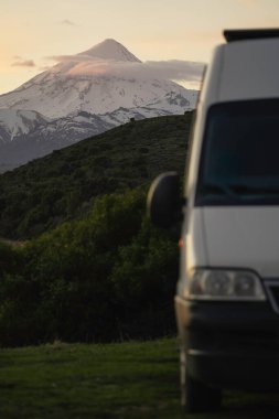 Minibüsün arkasında muhteşem Lanin Volkanı manzarası olan park yeri. Patagonya, Neuquen, Arjantin