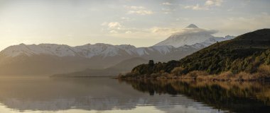 Lanin Ulusal Parkı 'nda Huechulafquen Gölü' nün sakin sularıyla altın saat.