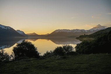 Lanin Ulusal Parkı Huechulafquen Gölü panoramik çekim ve arkasında volkan