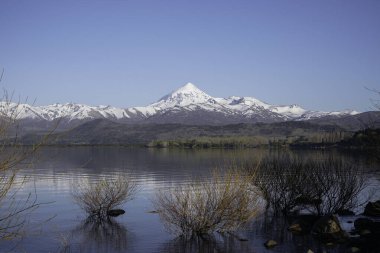 Huechulafquen Gölü üzerindeki Lanin yanardağının sabah manzarası