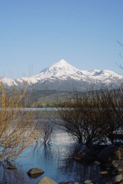 Lago Huechulafquen 'in karlı zirveli Lanin volkanı