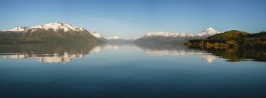 Karlı dağlarla birlikte Lago Huechulafquen 'in panoramik çekimi. Lanin Ulusal Parkı, Patagonya, Arjantin