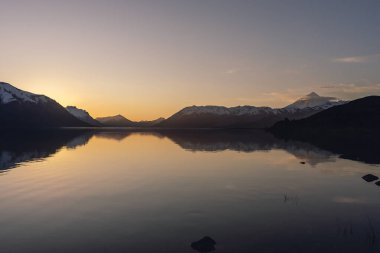 And Dağları 'nın şafağında Cal Water Gölü' nün yanındaki panoramik manzara. Lanin Ulusal Parkı, Arjantin