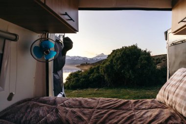 Huechulafquen Gölü ve Lanin volkanı manzaralı bir karavana binmek. Patagonya, Arjantin