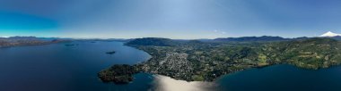 Calafquen Gölü kıyısındaki Licanray kasabasının panoramik manzarası