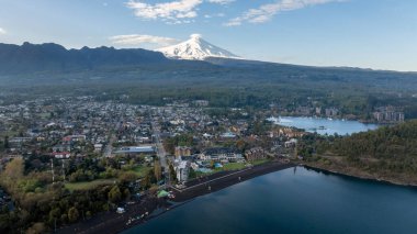 Villarrica yanardağının çarpıcı manzaralı Pucon şehrinin havadan panoramik manzarası. Araucania Bölgesi, Şili
