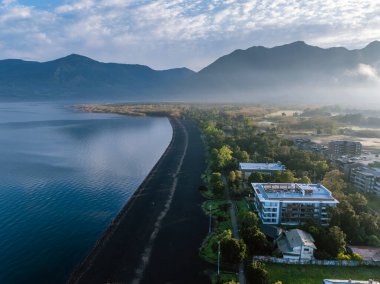 Villarrica Gölü kıyısında Pucon sahilinde puslu bir sabah. Araucania Bölgesi, Şili