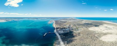 Güneşli bir günde San Antonio Este ticari limanı