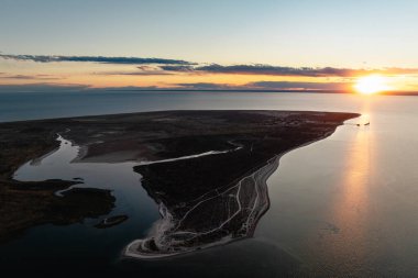 Gün batımında San Antonio Este 'nin panoramik görüntüsü. Rio Negro, Arjantin