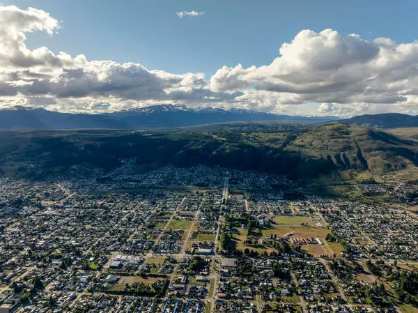 Vahşi bitki örtüsü ve Los Andes 'in geniş sıradağlarıyla çevrili Esquel kasabasının hava manzarası. Chubut, Patagonya Arjantin