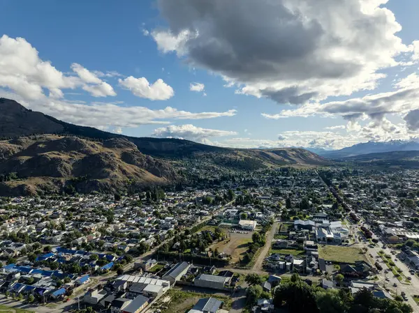 Chubut, Patagonya 'daki Esquel köyünün hava manzarası.