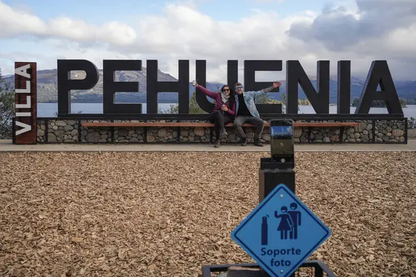 Çift bankta oturup büyük bir 