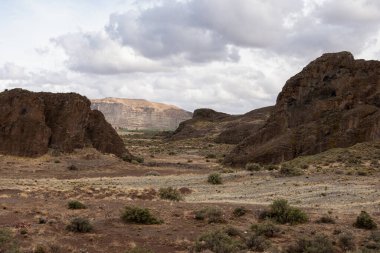 Chubut, Arjantin 'deki uzak bir yerdeki kırmızı kumtaşı manzarasının panoramik görüntüsü