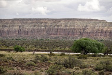 Nehir kenarındaki kayalık dağların panoramik manzarası. Chubut Bölgesi, Arjantin
