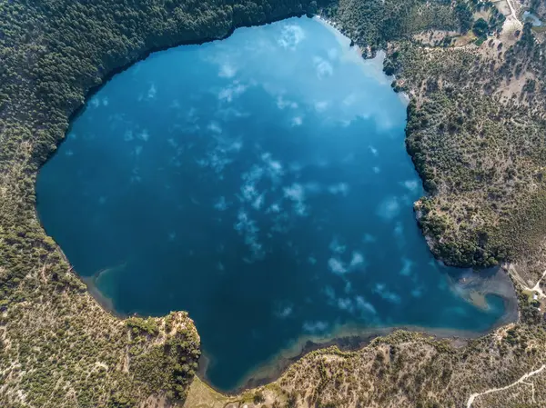 Laguna Matetuwe 'un havadan görünüşü bulutları suya yansıtıyor. Villa Pehuenia, Neuquen, Arjantin