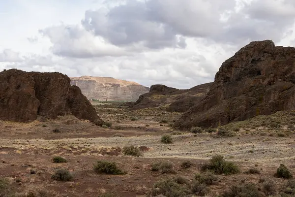 Chubut, Arjantin 'deki uzak bir yerdeki kırmızı kumtaşı manzarasının panoramik görüntüsü