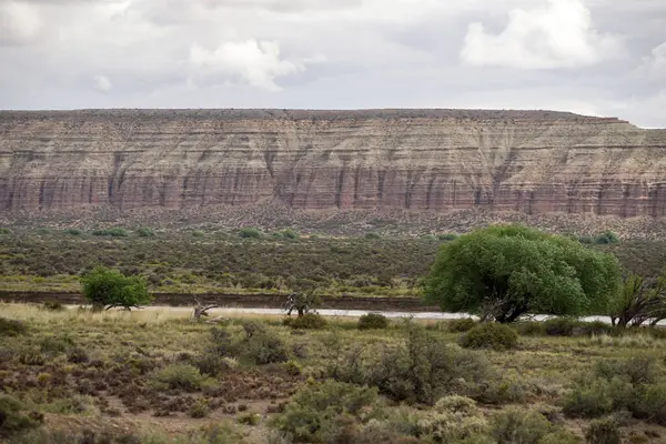 Nehir kenarındaki kayalık dağların panoramik manzarası. Chubut Bölgesi, Arjantin