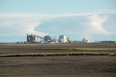Sodyum karbonat üretim şirketinin büyük binası. 