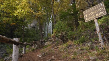 Yol Cascada Guman Mapu 'ya çıkıyor. Ulusal parktaki tahta tabela ile belirtilmiş. 13 Nisan 2025. Park Nacional Lanin. Neuquen, Arjantin