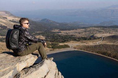 Batea Mahuida 'nın Sahne Bakış Açısı' nda Rahatlayan Adam. Villa Pehuenia, Neuquen, Arjantin