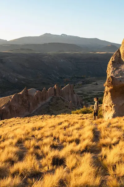 Los Bolillos 'ta sonbahar manzarasının tadını çıkaran adam Arjantin' in kuzeyindeki Neuquen bölgesindeki kaya oluşumlarını aşındırdı.