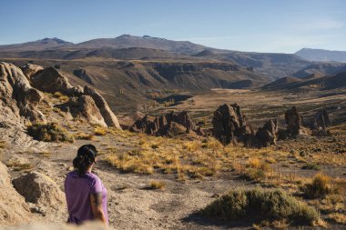 Los Bolillos, Neuquen, Arjantin 'in eşsiz kaya oluşumlarında bir kadın.