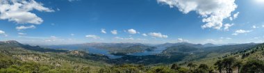 Alumine Gölü ve yeşil tepelerle Villa Pehuenia 'daki Mirador de las Antenas' ın çarpıcı panoramik manzarası. Neuquen, Arjantin