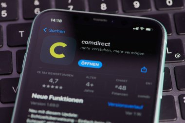 Mainz, Almanya - 25 Eylül 2022: iPhone ekranındaki uygulama mağazasındaki Comdirect bankacılık uygulamasının simgesi