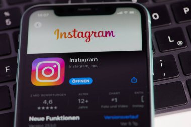Mainz, Almanya - 25 Eylül 2022: İnstagram uygulamasının uygulama mağazasındaki bir Alman akıllı telefonu simgesi