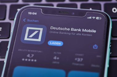Mainz, Almanya - 26 Mart 2023: iPhone ekranındaki uygulama mağazasındaki Deutsche Bank bankacılık uygulamasının simgesi