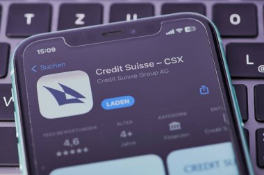 Mainz, Almanya - 26 Mart 2023: İphone ekranındaki uygulama mağazasında Credit Suisse Group AG bankacılık uygulamasının simgesi