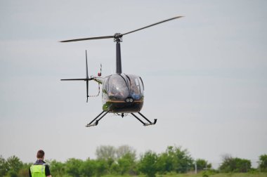 Mainz, Rhineland-Palatinate, Almanya - 07 Mayıs 2023: Bir Robinson R44 helikopteri Mainz-Finthen havaalanına indi.